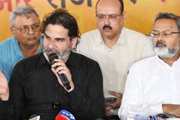 Bihar Election 2025: मोकामा में जनसुराज कार्यकर्ता की हत्या, टेकारी में प्रत्याशी पर हमला — लोकतंत्र पर बड़ा सवाल 2 Bihar Election 2025: मोकामा में जनसुराज कार्यकर्ता की हत्या, टेकारी में प्रत्याशी पर हमला — लोकतंत्र पर बड़ा सवाल 2