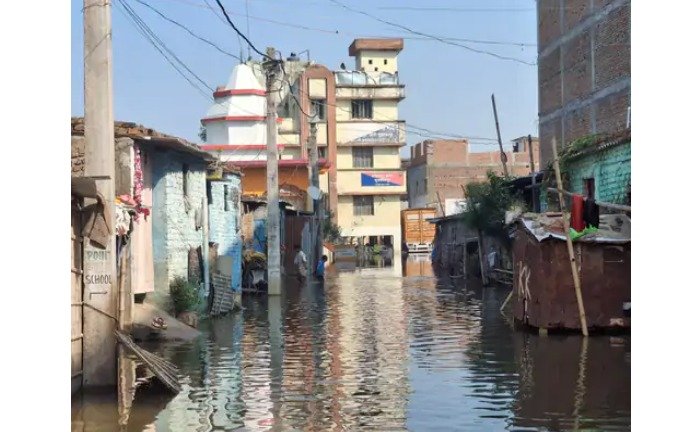 मुजफ्फरपुर में तबाही: बूढ़ी गंडक नदी का कहर, 500 झोपड़ियां डूबीं और थाने तक पहुंचा बाढ़ का पानी 1