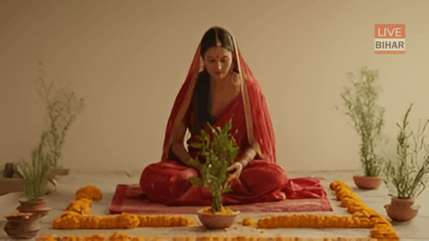 Tulsi Vivah 2025 में तुलसी माता और भगवान विष्णु का दिव्य विवाह, सजाई गई तुलसी माता लाल चुनरी और फूलों से अलंकृत