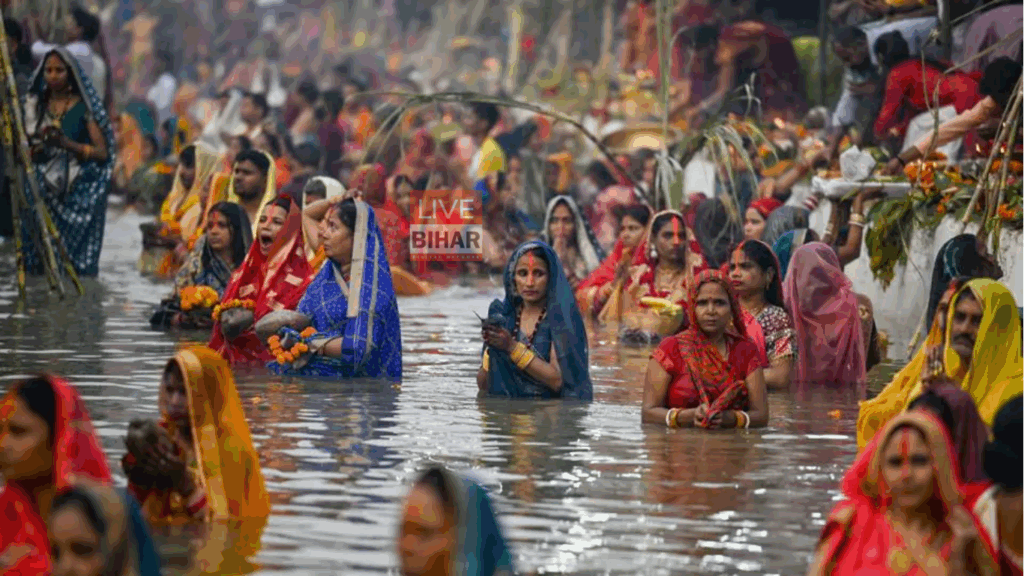Bihar Chhath 2025: गंगा स्नान के लिए उमड़ी श्रद्धालुओं की भारी भीड़, ट्रेन में पैर रखने तक की जगह नहीं — रेलवे पर नाराज यात्रियों ने जताई शिकायत 1