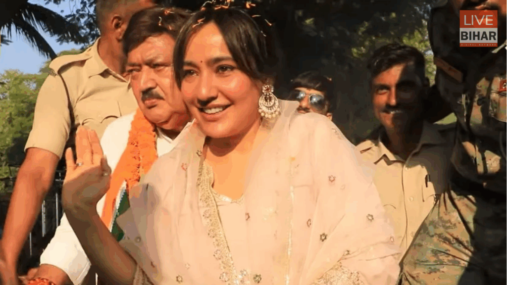 बिहार विधानसभा चुनाव 2025: चुनाव प्रचार के बीच भागलपुर में रोडशो करते दिखी एक्ट्रेस नेहा शर्मा, पिता अजीत शर्मा के लिए मांगे वोट। 2 बिहार विधानसभा चुनाव 2025: चुनाव प्रचार के बीच भागलपुर में रोडशो करते दिखी एक्ट्रेस नेहा शर्मा, पिता अजीत शर्मा के लिए मांगे वोट। 1