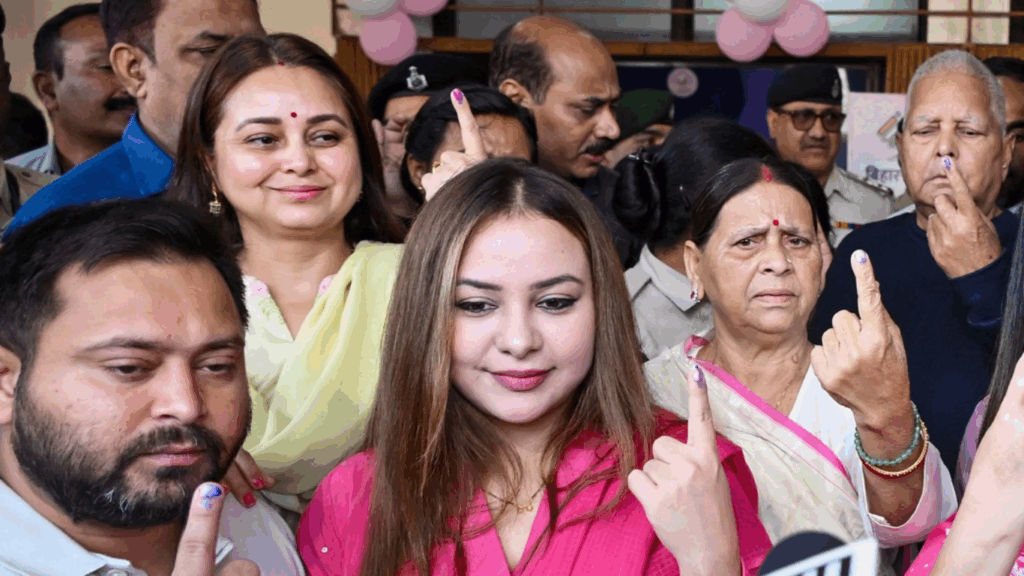 Bihar Election 2025: लालू परिवार ने डाला वोट, तेजस्वी बोले– ‘बदलाव की लहर पूरे बिहार में’ | पहले चरण में 121 सीटों पर हाई इमोशन वोटिंग 1