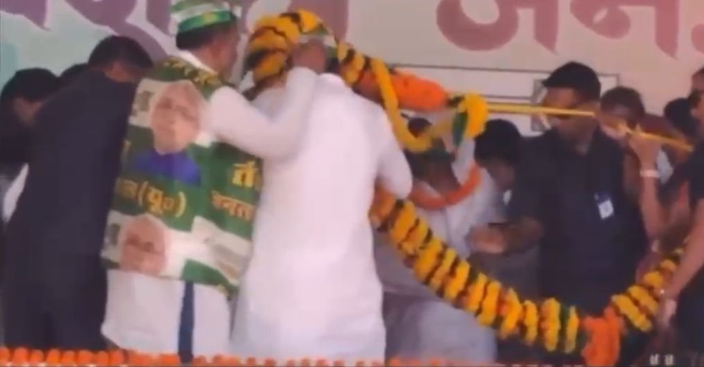 Bihar Election 2025: गया में मंच धंसने से बाल-बाल बचे CM नीतीश कुमार, बोले- 20 साल में किया ऐतिहासिक काम 1