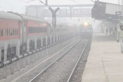 Railway News Report: 12 घंटे का सफर बना 25 घंटे का, कोहरे ने बिगाड़ी ट्रेनों की चाल 15