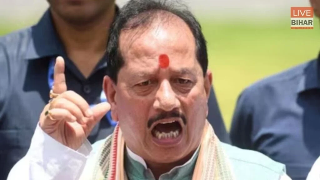 Bihar Politics: जनसंवाद में फूटा मंत्री विजय कुमार सिन्हा का गुस्सा, महादलित महिला के जमीन विवाद पर सीओ-ADM को जमकर लगाई फटकार 2 Bihar Politics: जनसंवाद में फूटा मंत्री विजय कुमार सिन्हा का गुस्सा, महादलित महिला के जमीन विवाद पर सीओ-ADM को जमकर लगाई फटकार 1