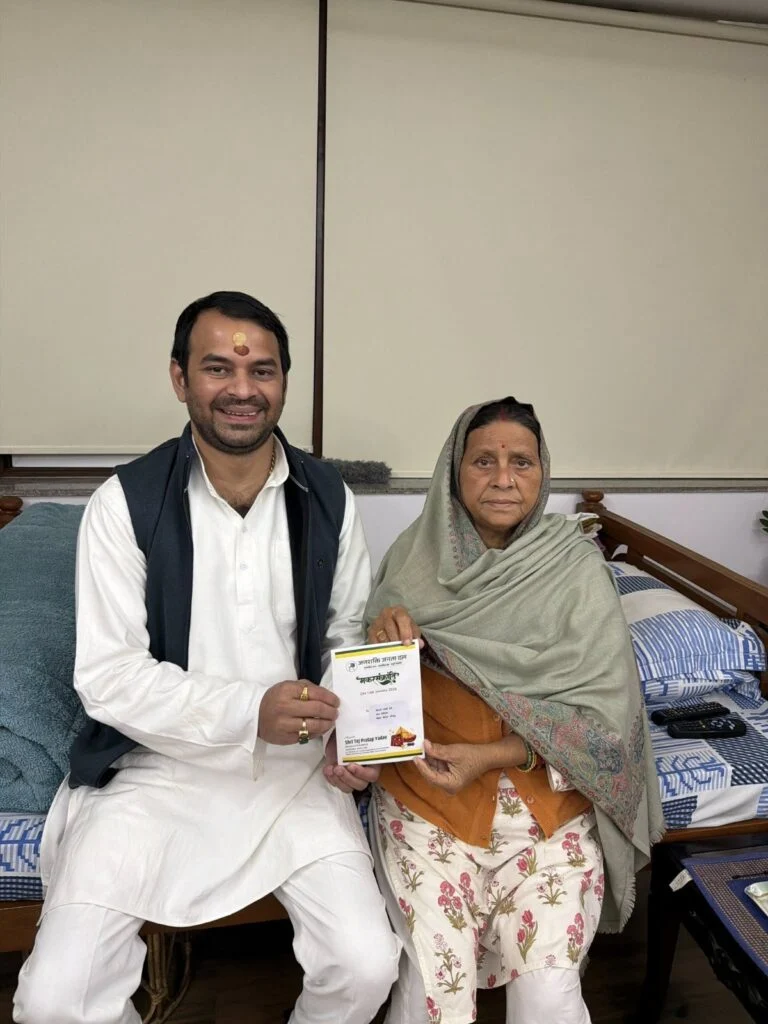Tej Pratap Yadav News: दही-चूड़ा भोज में पहुंचे लालू यादव, नाराजगी खत्म होने के संकेत 1