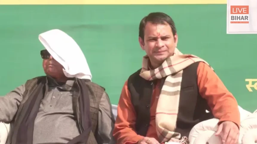 Tej Pratap Yadav दही-चूड़ा भोज में लालू यादव की मौजूदगी, तेज प्रताप बोले – पिता का आशीर्वाद मिला, तेजस्वी देर से उठते हैं 1