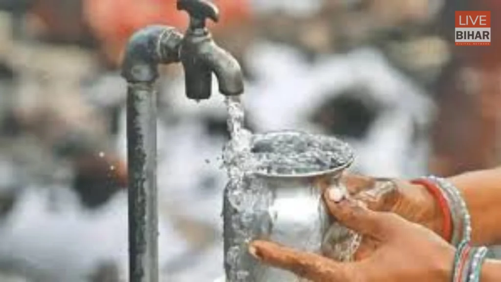 Bihar News Alert: नल-जल में नाले का गंदा पानी, नगर परिषद की लापरवाही से लोगों की जान खतरे में 2 Bihar News Alert: नल-जल में नाले का गंदा पानी, नगर परिषद की लापरवाही से लोगों की जान खतरे में 1