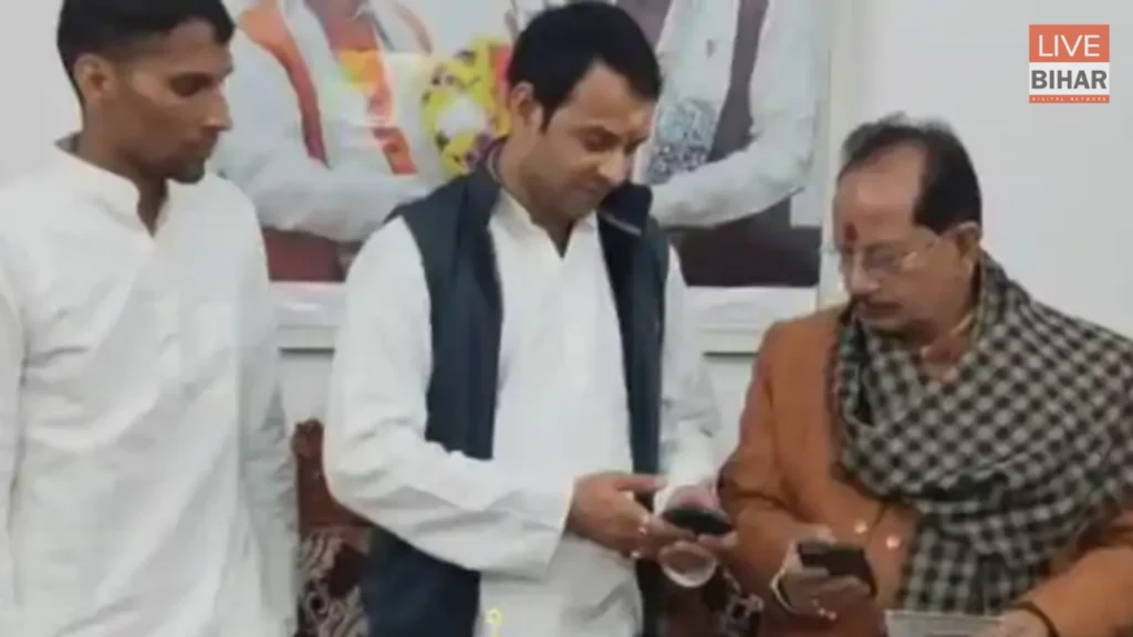 Tej Pratap Yadav BJP: 7 बड़े संकेत,क्या तेज प्रताप यादव BJP के करीब जा रहे हैं? विजय सिन्हा से मुलाकात ने बढ़ाई सियासी हलचल 2 Tej Pratap Yadav BJP: 7 बड़े संकेत,क्या तेज प्रताप यादव BJP के करीब जा रहे हैं? विजय सिन्हा से मुलाकात ने बढ़ाई सियासी हलचल 1
