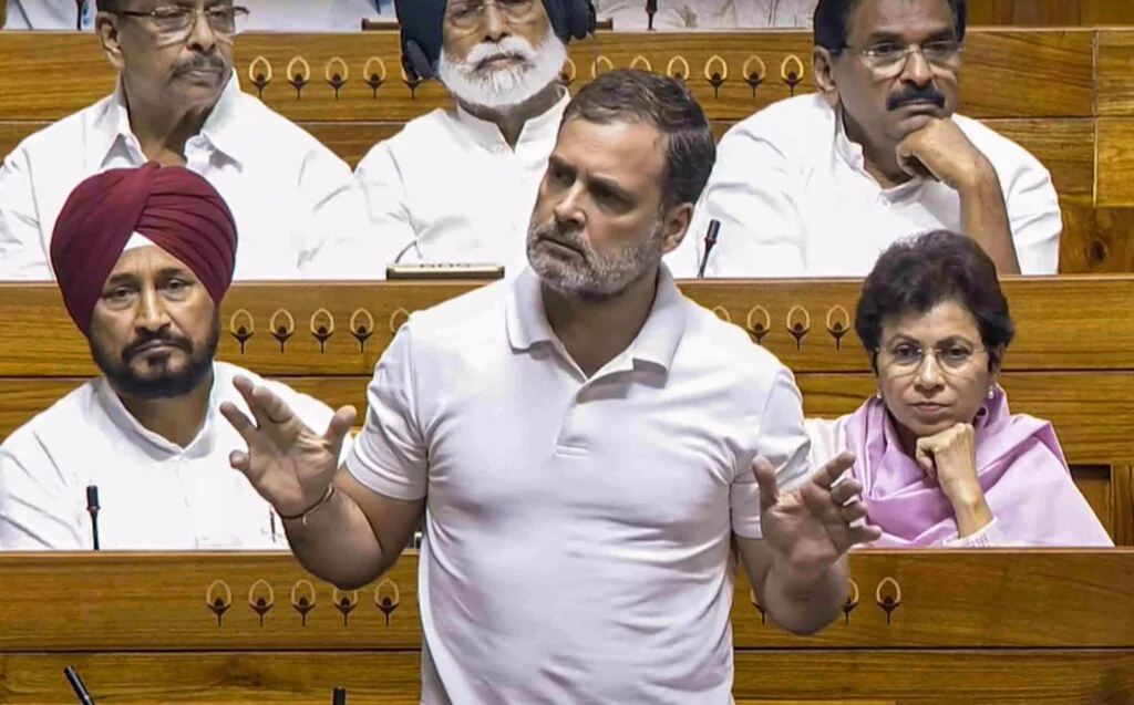 Army Memoir Parliament Row: पूर्व सेना प्रमुख के संस्मरण पर संसद में टकराव क्यों? 2 Army Memoir Parliament Row: पूर्व सेना प्रमुख के संस्मरण पर संसद में टकराव क्यों? 1