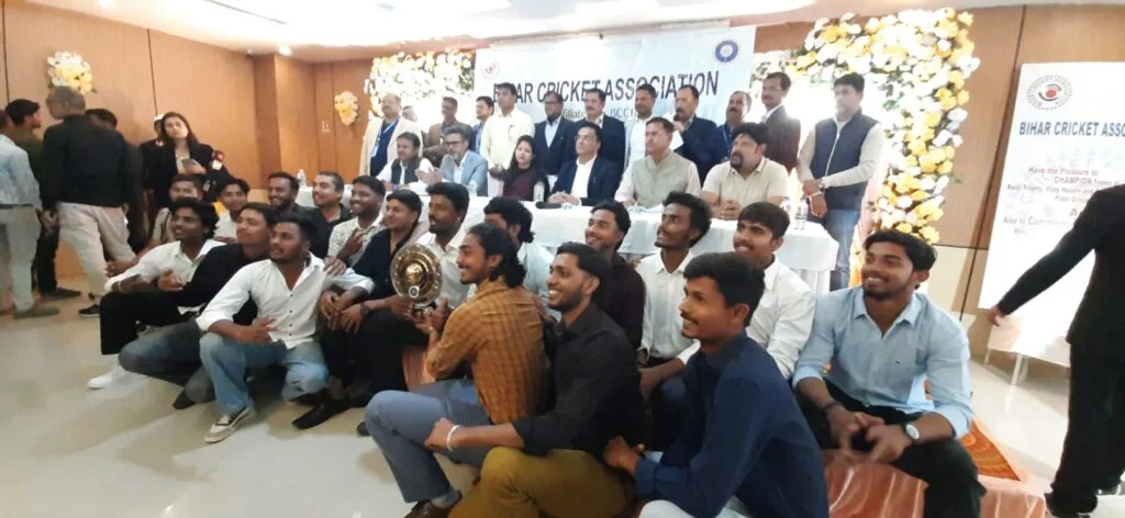 Bihar Cricket Team Announcement: विजय हजारे ट्रॉफी 2025-26 के लिए बिहार टीम घोषित, कर्नल सीके नायडू ट्रॉफी खिलाड़ियों का सम्मान 2 Bihar Cricket Team Announcement: विजय हजारे ट्रॉफी 2025-26 के लिए बिहार टीम घोषित, कर्नल सीके नायडू ट्रॉफी खिलाड़ियों का सम्मान 1