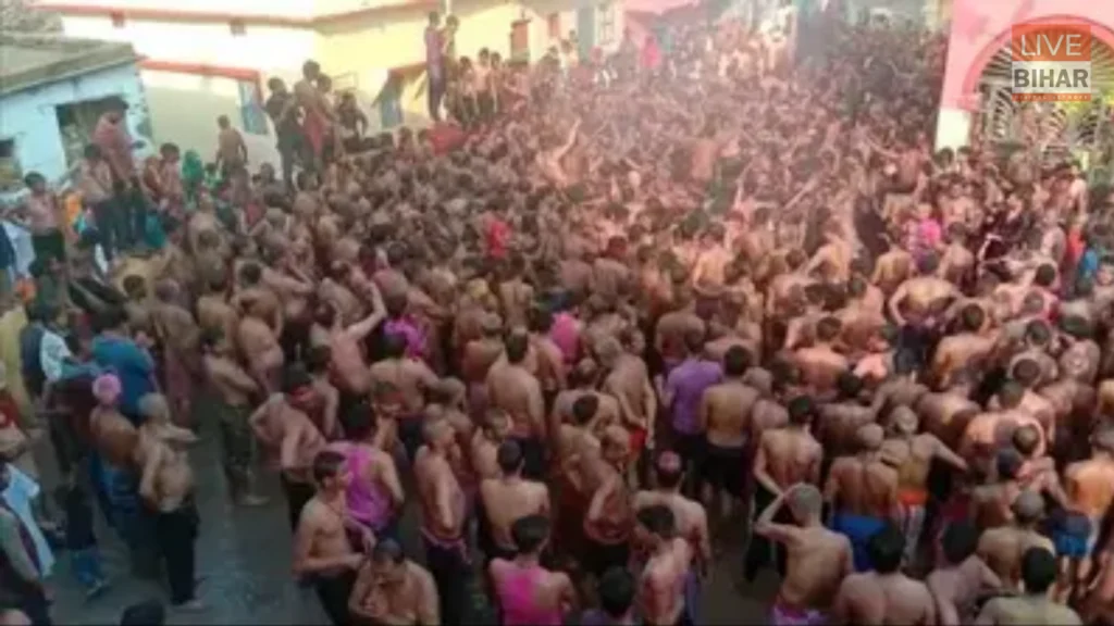 Bihar Holi Special: 200 साल पुरानी Banagaon Ghumaur Holi की अद्भुत परंपरा, कंधों पर चढ़कर खेली जाती है होली 2 Bihar Holi Special: 200 साल पुरानी Banagaon Ghumaur Holi की अद्भुत परंपरा, कंधों पर चढ़कर खेली जाती है होली 1