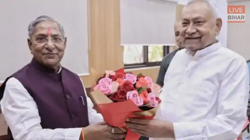 नंद किशोर यादव नागालैंड के राज्यपाल बनने के बाद नीतीश कुमार से मुलाकात करते हुए