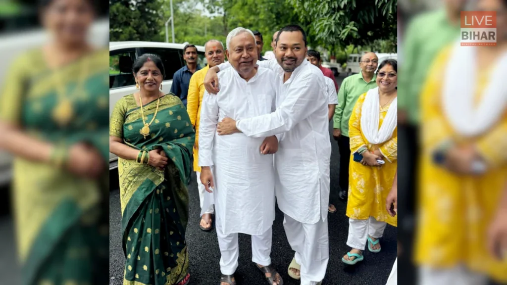 Nishant Kumar News: कल्याण बिगहा में महिलाओं ने घेरा, गुलाब का फूल देकर किया स्वागत 2 Nishant Kumar News: कल्याण बिगहा में महिलाओं ने घेरा, गुलाब का फूल देकर किया स्वागत 1